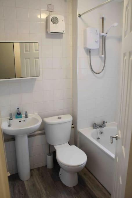 Modern Studio Apartment With Parking Chatham  Exterior foto