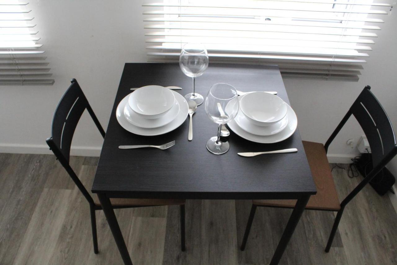 Modern Studio Apartment With Parking Chatham  Exterior foto
